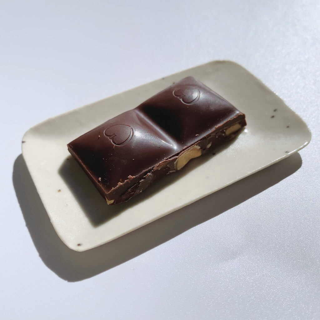 Chocolove, アーモンド＆海塩入りダークチョコレート、カカオ55％、90g（3.2オンス）